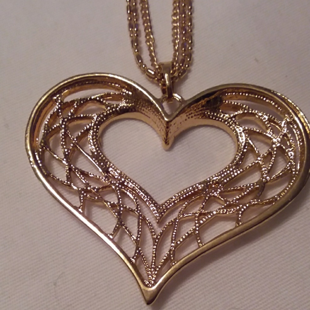 Hollow crystal gold heart statement necklace - Picture 6 of 6